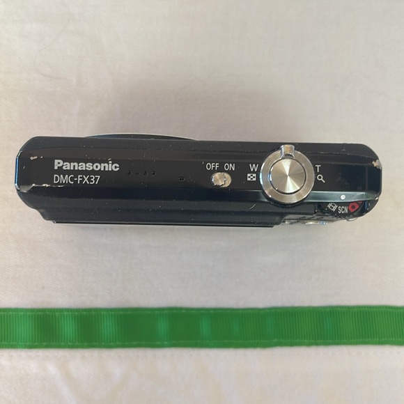 Panasonic FX37 LUMIX Camera - Picture 3 of 16